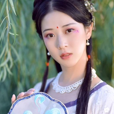 紅花綠葉帶團(tuán)扇女生頭像，唯美古風(fēng)真人頭像