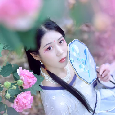 紅花綠葉帶團(tuán)扇女生頭像，唯美古風(fēng)真人頭像