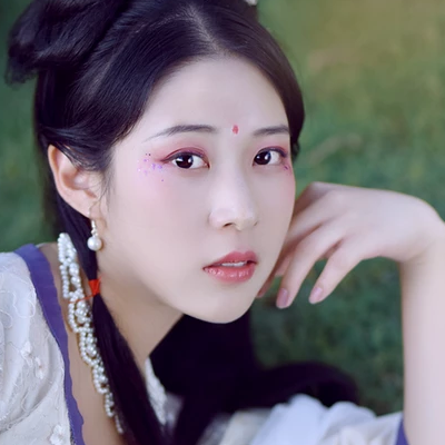 紅花綠葉帶團(tuán)扇女生頭像，唯美古風(fēng)真人頭像