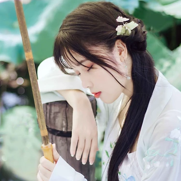 荷塘邊帶傘女生頭像，唯美古風(fēng)真人頭像