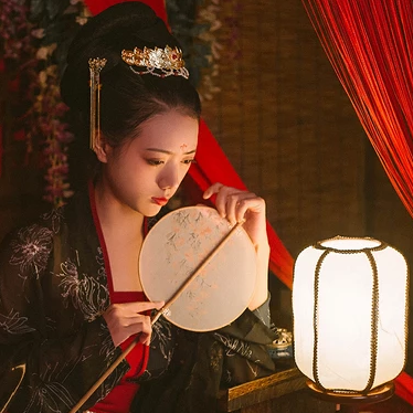 艷麗帶團扇女生頭像,唯美古風真人頭像