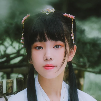 小清新淡藍(lán)色帶團(tuán)扇頭像，唯美古風(fēng)真人頭像
