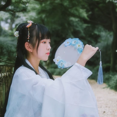 小清新淡藍(lán)色帶團(tuán)扇頭像，唯美古風(fēng)真人頭像