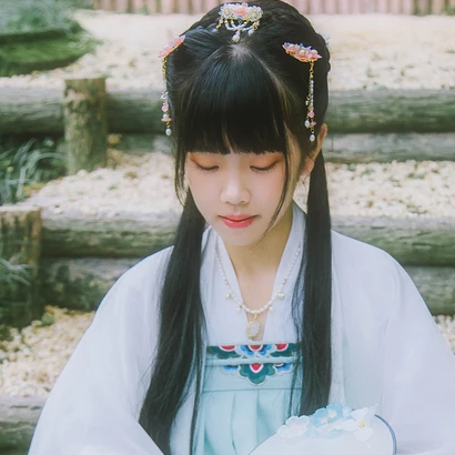 小清新淡藍(lán)色帶團(tuán)扇頭像，唯美古風(fēng)真人頭像