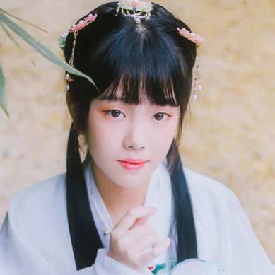 小清新淡藍(lán)色帶團(tuán)扇頭像，唯美古風(fēng)真人頭像