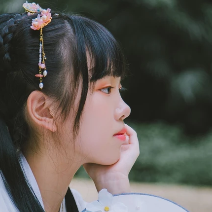 小清新淡藍(lán)色帶團(tuán)扇頭像，唯美古風(fēng)真人頭像