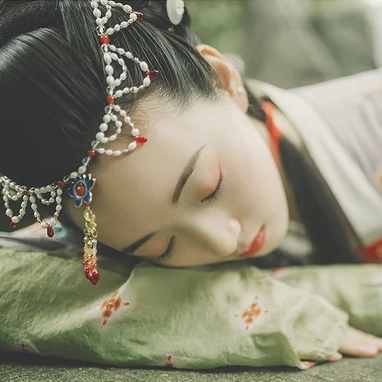 秋庭帶團(tuán)扇女生頭像，唯美古風(fēng)真人頭像