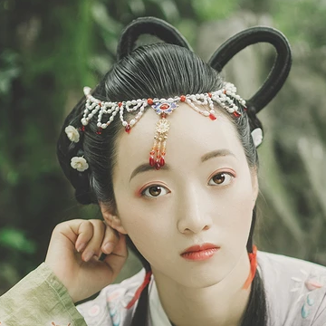秋庭帶團(tuán)扇女生頭像，唯美古風(fēng)真人頭像