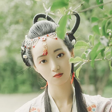 秋庭帶團(tuán)扇女生頭像，唯美古風(fēng)真人頭像