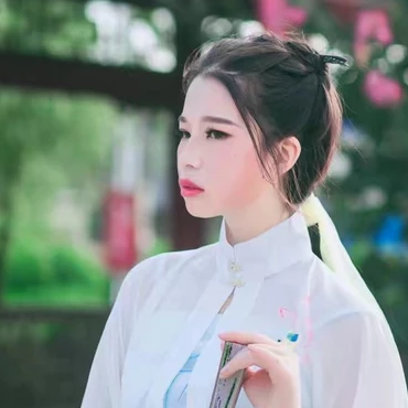 清新嫩綠帶傘女生頭像，唯美古風(fēng)真人頭像