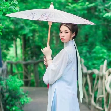 清新嫩綠帶傘女生頭像，唯美古風(fēng)真人頭像