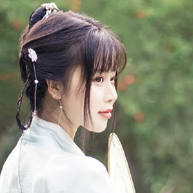 淡雅帶團扇女生頭像，唯美古風(fēng)真人頭像