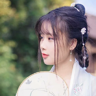 淡雅帶團扇女生頭像，唯美古風(fēng)真人頭像