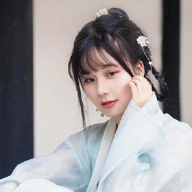 淡雅帶團扇女生頭像，唯美古風(fēng)真人頭像