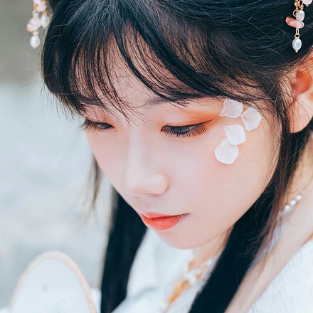 三櫻帶團(tuán)扇女子頭像，唯美古風(fēng)真人頭像