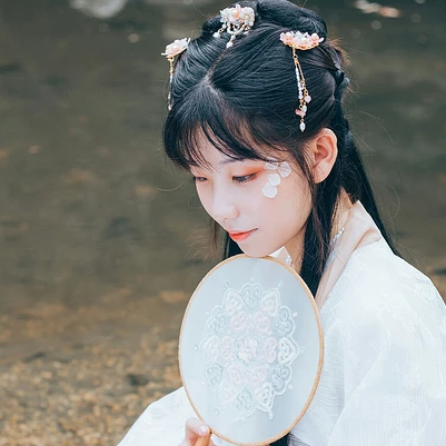 三櫻帶團(tuán)扇女子頭像，唯美古風(fēng)真人頭像