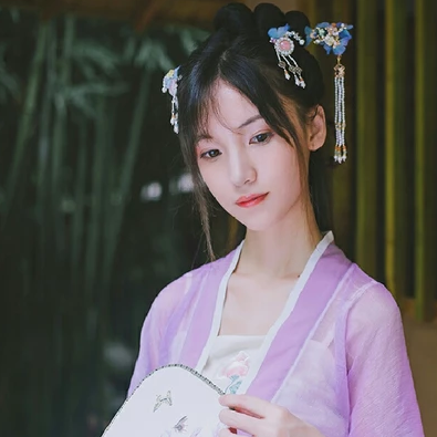 淡紫色帶團(tuán)扇女子頭像，唯美古風(fēng)真人頭像