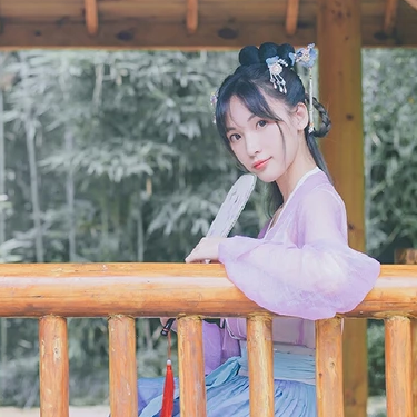 淡紫色帶團(tuán)扇女子頭像，唯美古風(fēng)真人頭像