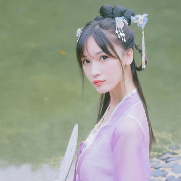 淡紫色帶團(tuán)扇女子頭像，唯美古風(fēng)真人頭像