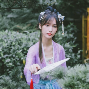 淡紫色帶團(tuán)扇女子頭像，唯美古風(fēng)真人頭像