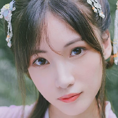 淡紫色帶團(tuán)扇女子頭像，唯美古風(fēng)真人頭像
