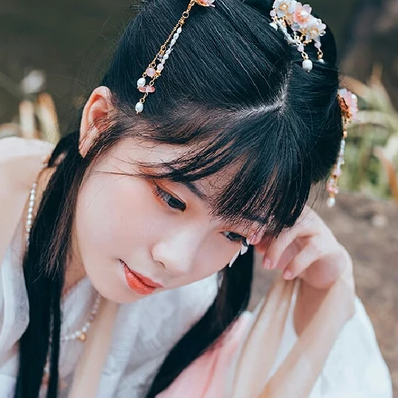 三櫻帶團(tuán)扇女子頭像，唯美古風(fēng)真人頭像