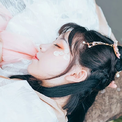 三櫻帶團(tuán)扇女子頭像，唯美古風(fēng)真人頭像