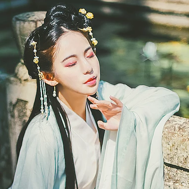 喝酒傷感女生頭像，唯美古風(fēng)真人頭像