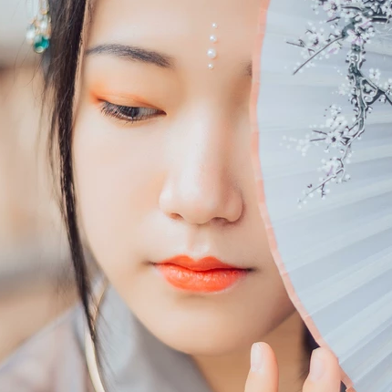 暮秋山行帶傘女生頭像，唯美古風(fēng)真人頭像