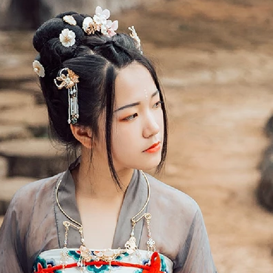 暮秋山行帶傘女生頭像，唯美古風(fēng)真人頭像