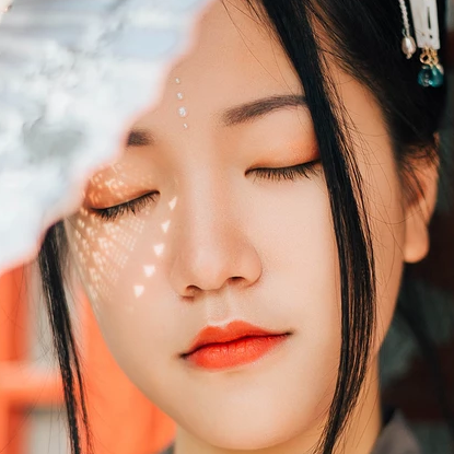 暮秋山行帶傘女生頭像，唯美古風(fēng)真人頭像