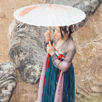 暮秋山行帶傘女生頭像，唯美古風(fēng)真人頭像