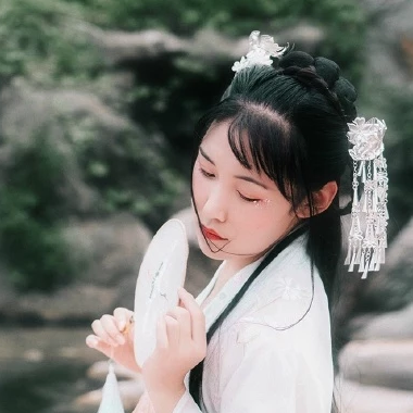 淡粉色帶團扇女子頭像，唯美古風真人頭像