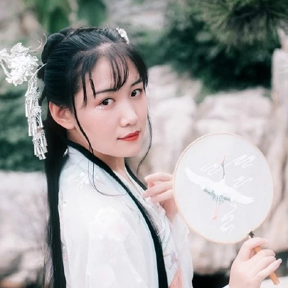淡粉色帶團(tuán)扇女子頭像，唯美古風(fēng)真人頭像