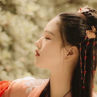 紅色帶傘女子頭像，唯美古風(fēng)真人頭像
