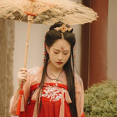 紅色帶傘女子頭像，唯美古風(fēng)真人頭像