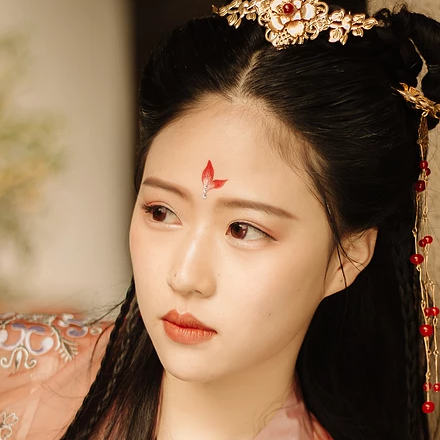 紅色帶傘女子頭像，唯美古風(fēng)真人頭像