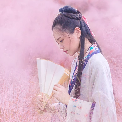 粉嫩帶折扇女生頭像，唯美古風真人頭像
