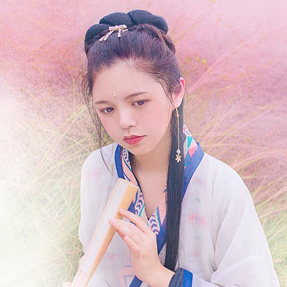 粉嫩帶折扇女生頭像，唯美古風真人頭像