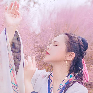 粉嫩帶折扇女生頭像，唯美古風真人頭像