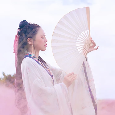 粉嫩帶折扇女生頭像，唯美古風真人頭像